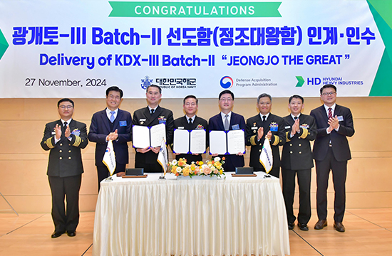 左 방위사업청 함정사업부장 신현승 준장, 中 해군 8전투훈련전단장 박태규 준장, 右 HD현대중공업 특수선사업대표 주원호 부사장